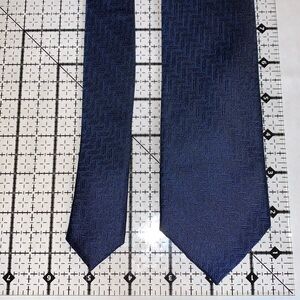 NWT Ted Baker - blue hatch pattern 100% silk beautiful tie.